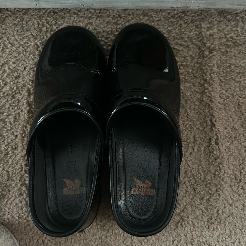 Patent leather black Dansko